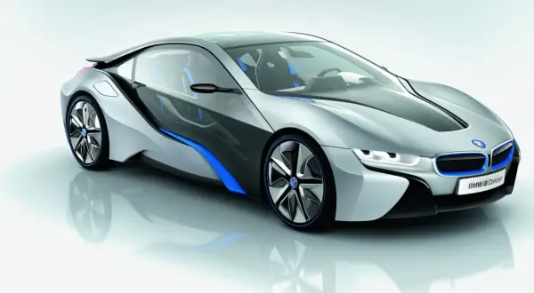 Futurystyczne BMW i8 w kolorze srebrnym z niebieskimi akcentami, z aerodynamicznym nadwoziem i sportowymi felgami.
