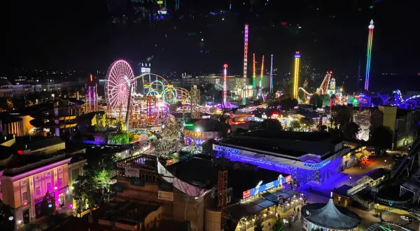 Wiedeński Prater nocą, pełen świateł i atrakcji. Zastanawiasz się nad prater wiedeń cennik?
