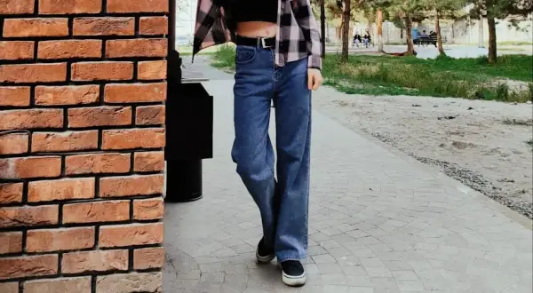 Spodnie wide leg dla kogo? Odkryj, jak je nosić i stylizować
