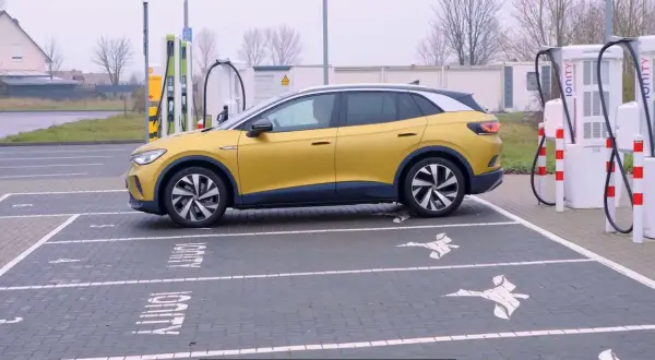 Żółty VW ID.4 parkuje na stacji ładowania Ionity.