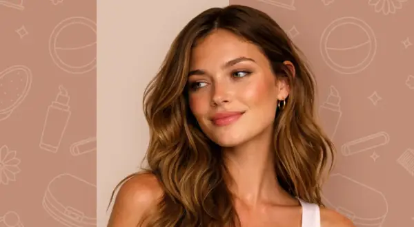 Donna con capelli castani e un sorriso radioso, con un tocco di blush sulle guance. Lo sfondo presenta icone di cosmetici, suggerendo dove applicare il blush per un look naturale.