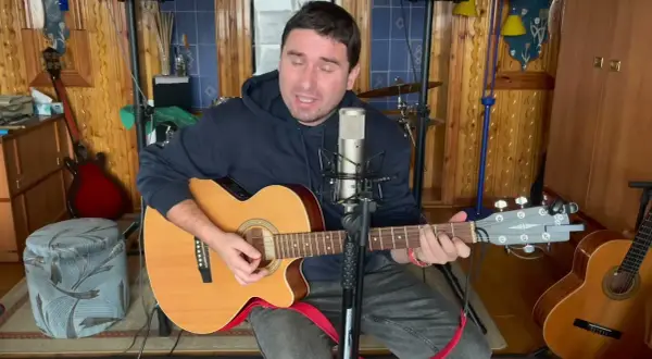 Opanuj Lili Enej na gitarze! Chwyty, bicie i triki dla każdego