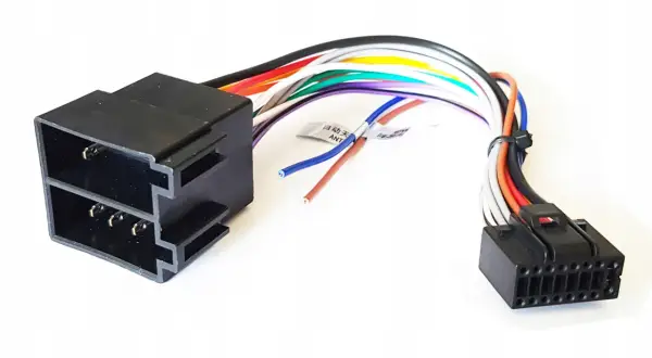 Adapter ISO z kolorowymi przewodami. Dowiedz się, jak wyjąć piny z kostki ISO, by podłączyć radio.