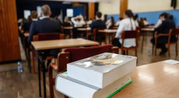 Jak napisać kontekst w rozprawce, aby wzmocnić swoje argumenty