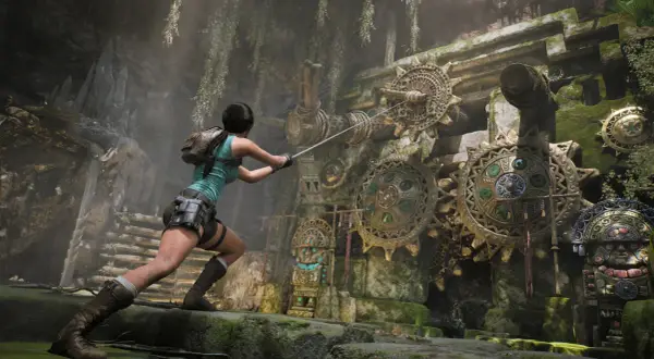 Lara Croft w nowym Tomb Raiderze używa liny, by uruchomić starożytny mechanizm w jaskini.