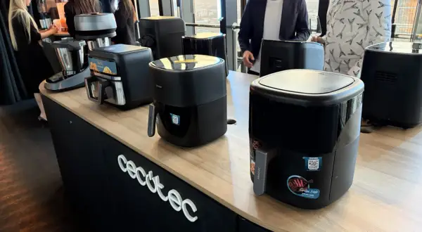 Prezentacja urządzeń kuchennych marki Cecotec. Na ladzie stoją frytkownice beztłuszczowe i robot kuchenny.