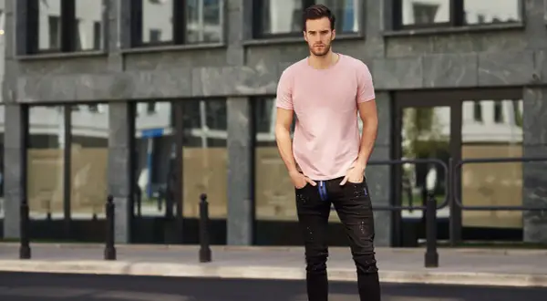 Jak wpuścić T-shirt w spodnie? 4 triki, które musisz znać