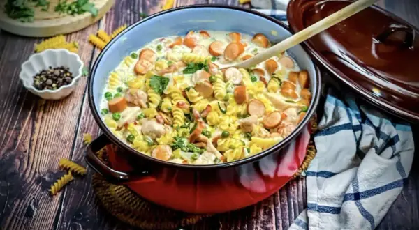 Herzhaftes Nudelgericht mit Würstchen und Erbsen, ein perfektes sommer rezepte hauptgericht.