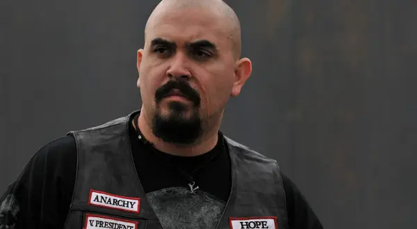 Noel Gugliemi w kamizelce z naszywkami "Anarchy", "V President", "Hope", "Original".