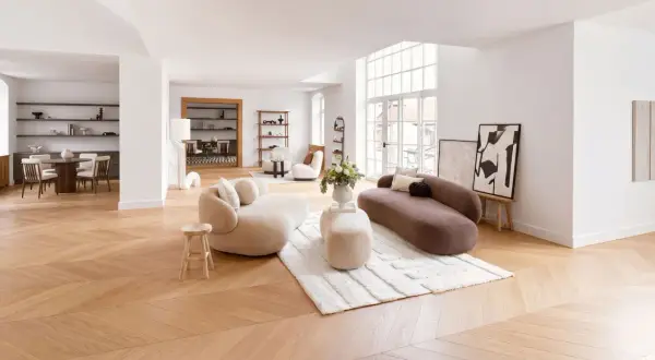 Moderne Wohnung mit organischen Formen und minimalistischen Möbeln. Verschiedene Wohnung Stil Arten werden hier vereint.