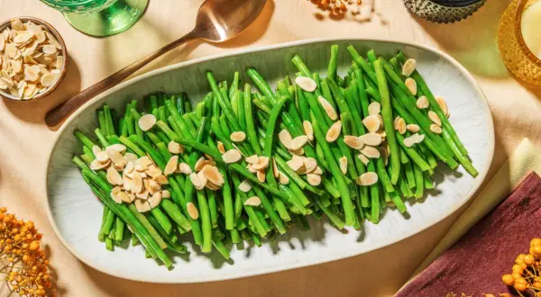 Une belle recette haricot vert, servis dans un plat ovale, parsemés d'amandes effilées. Une touche de couleur et de saveur pour votre table.