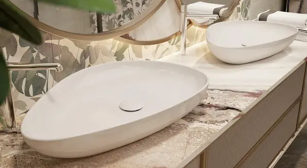 Elegancka łazienka z dwiema owalnymi umywalkami z konglomeratu. Zastanawiasz się nad umywalka z konglomeratu wady i zalety?