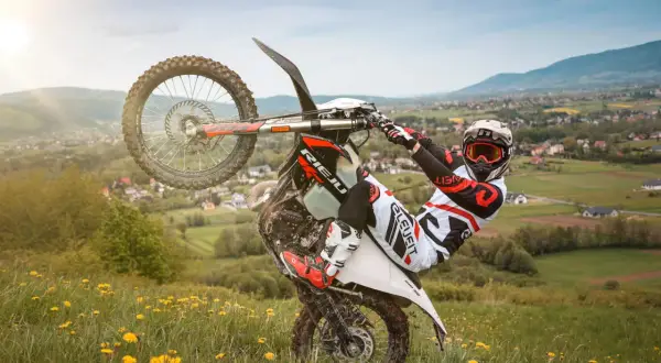 Jakie enduro wybrać, aby uniknąć kosztownych błędów?