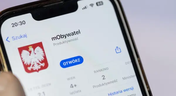 Ekran telefonu z aplikacją mObywatel. Widoczny jest herb Polski i przycisk "Otwórz". To idealny moment na mobywatel aktualizacja.