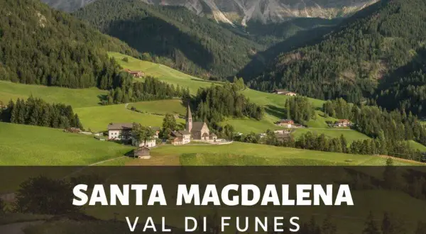 Malownicze **Val di Funes** z kościołem i domami w dolinie, otoczone zielonymi wzgórzami i skalistymi szczytami Dolomitów.