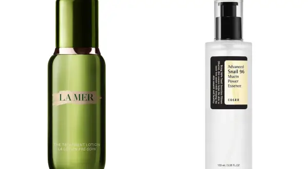 Due flaconi di skincare mattina: una lozione La Mer verde e un'essenza COSRX con bava di lumaca.