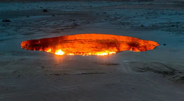 Płonące wrota piekieł w Turkmenistanie, krater wypełniony ogniem, który nigdy nie gaśnie.