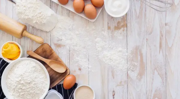 Zutaten für ei ersatz backen: Mehl, Eier, Butter, Zucker und Hefe liegen bereit.