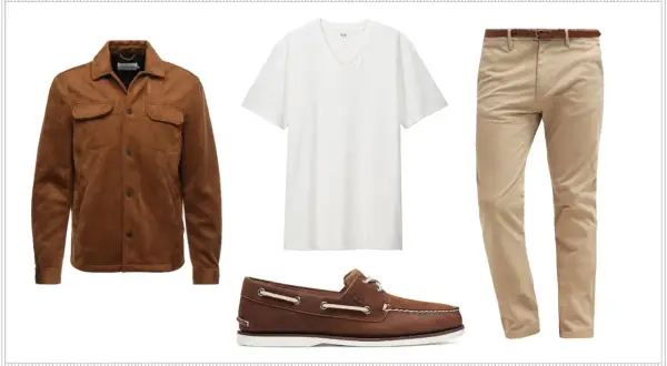Giacca scamosciata marrone, t-shirt bianca, pantaloni beige e mocassini marroni: un outfit casual chic per sapere come abbinare le Timberland uomo.