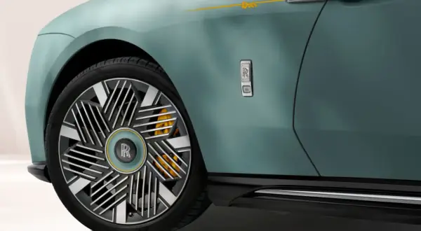 Detale Rolls-Royce: turkusowe nadwozie, unikalne felgi, żółte zaciski hamulcowe i złoty pasek.