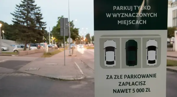 Znak informuje: "Parkuj tylko w wyznaczonych miejscach. Za złe parkowanie zapłacisz nawet 5000 zł".