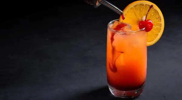 Najlepsze drinki z grenadiną, które zachwycą Twoich gości latem