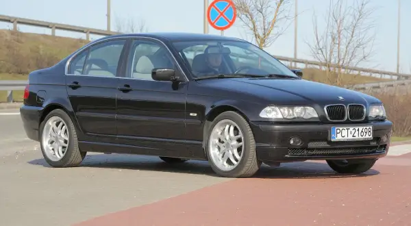 Czarne BMW E46 po lifcie, idealne do wyboru żarówki.