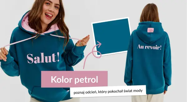 Młoda kobieta w bluzie w kolorze petrolowym z napisem "Salut!". Z tyłu bluzy napis "Au revoir!".