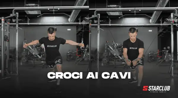 Uomo in palestra esegue croci ai cavi per allenare il petto. Movimento fluido e concentrato.