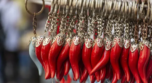 Portachiavi a forma di peperoncino rosso, un amuleto portafortuna. L'uocchie so pegg re scuppettate!