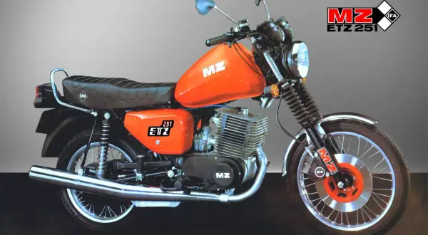 Pomarańczowy MZ ETZ 251, jeden z klasycznych motocykli z epoki.