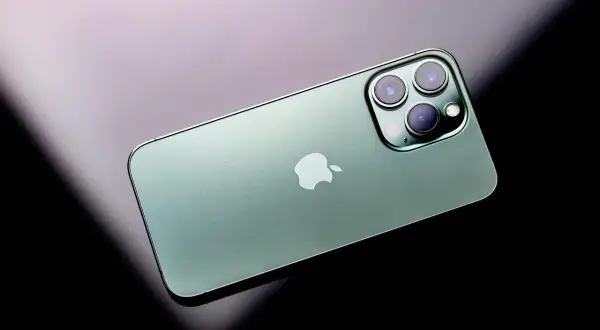 Zielony iPhone z potrójnym aparatem. Dowiedz się, jak przyspieszyć iPhone, by działał jak nowy.