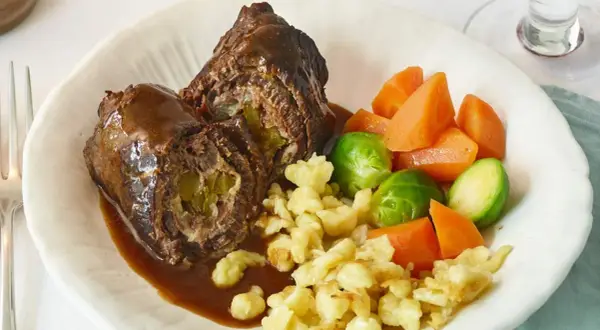 Rinderrouladen mit Spätzle und Gemüse, ein Klassiker der Hausmannskost, der perfekt zum Kochen auf Holzherd Rezepte passt.