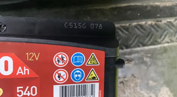 Na akumulatorze widoczny kod C515G 078, który może oznaczać datę produkcji akumulatora.