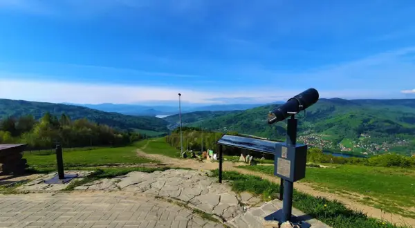 Widok z góry Żar, ile się wchodzi, tyle piękna. Lornetka czeka na odkrycie krajobrazu.