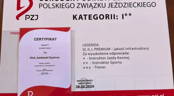 Certyfikat dla Klubu Jeździeckiego Equireno od Polskiego Związku Jeździeckiego, potwierdzający kategorię I** i wysoką jakość infrastruktury.