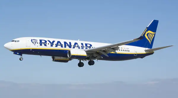 Samolot Ryanair w locie. Linia lotnicza posiada setki maszyn, a ta jedna z nich jest gotowa do lądowania.