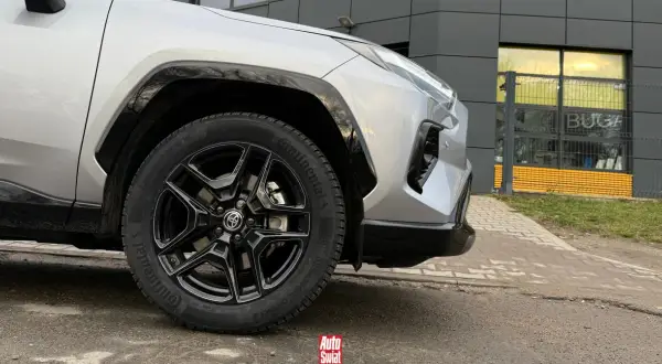 Szare auto z czarnymi felgami i oponami Continental. Czy lepsze opony na przód czy tył? To pytanie, na które odpowiedź znajdziesz w naszym artykule.