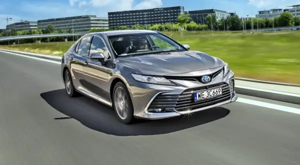 Toyota Camry Hybrid: Ile pali? Realne spalanie i nowa generacja