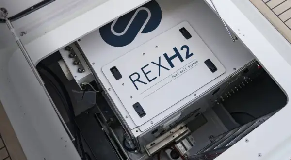 Système de pile à combustible REXH2, un générateur hydrogène innovant installé dans un compartiment de bateau.