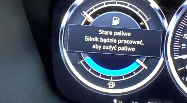 Wyświetlacz samochodu pokazuje komunikat "Stare paliwo. Silnik będzie pracować, aby zużyć paliwo".