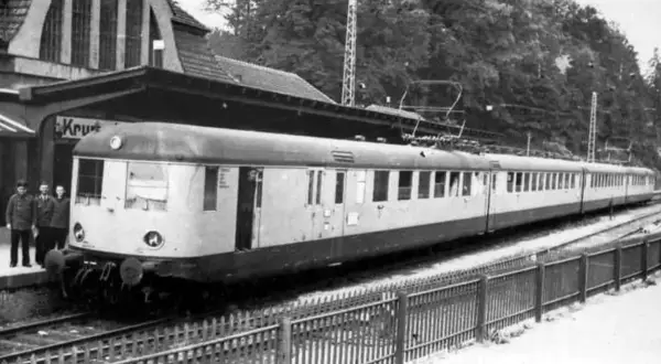 Pociąg na stacji, być może w Karpaczu, czeka na pasażerów. Sprawdź karpacz-jelenia góra rozkład jazdy.