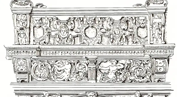 Bogaty ornament okuciowy z groteskami, twarzami, muszlami i postaciami mitologicznymi.
