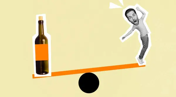 Bilancia con una bottiglia di vino da un lato e un uomo spaventato dall'altro. La domanda è: è più calorica la birra o il vino?