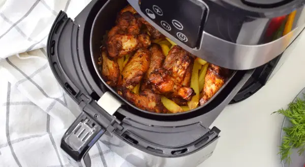Skrzydełka kurczaka i frytki w air fryerze. Zastanawiasz się air fryer co to? To urządzenie, które przygotuje pyszne i chrupiące dania.