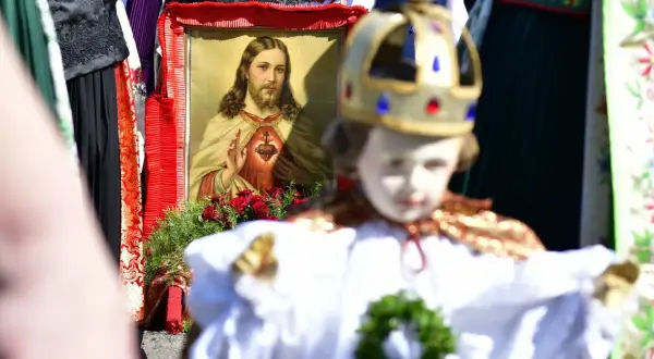Obrazek z Jezusem i figurką Dzieciątka Jezus. W Boże Ciało się pracuje, ale też świętuje.