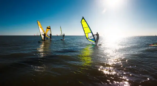 Windsurfing: Co to jest? Wszystko, co musisz wiedzieć na start