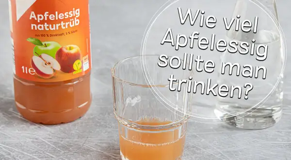 Flasche naturtrüber Apfelessig neben einem Glas mit Apfelessig-Wasser-Mischung. Die Frage "Wie viel Apfelessig sollte man trinken?" wird thematisiert.