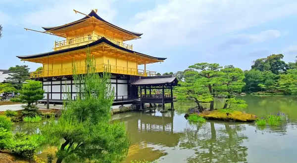 Pabellón Dorado reflejado en el estanque, un sueño de mi viaje de 15 días a Japón.