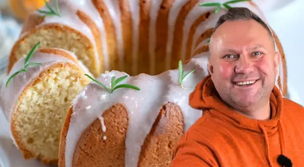 Uśmiechnięty mężczyzna obok pysznej babki majonezowej z lukrem i rozmarynem.